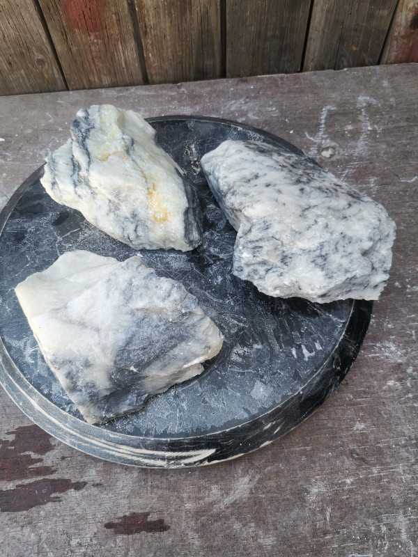Speckstein; China; 3 Steine; schwarz-wei�; zus. 3,420 kg