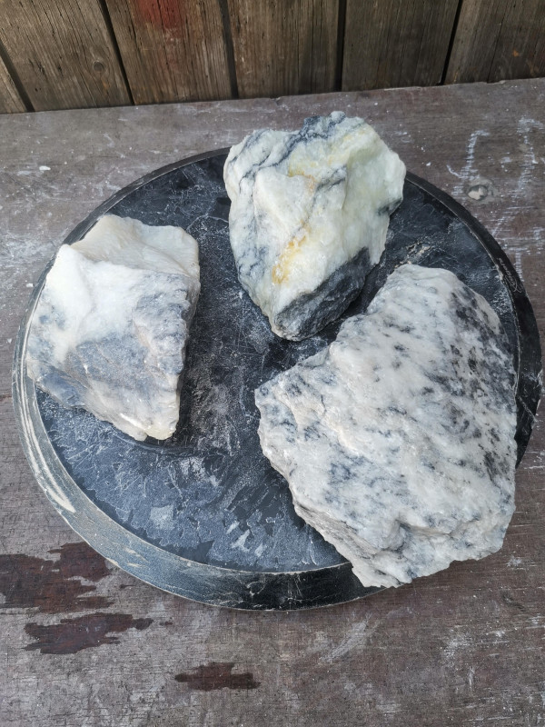 Speckstein; China; 3 Steine; schwarz-wei�; zus. 3,420 kg