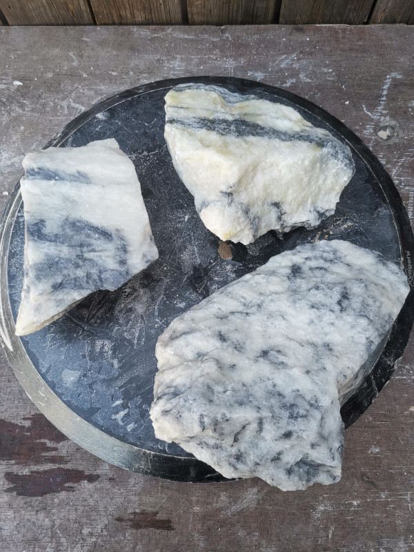 Speckstein; China; 3 Steine; schwarz-wei�; zus. 3,420 kg