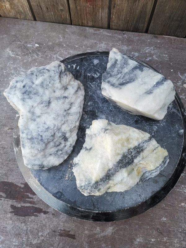 Speckstein; China; 3 Steine; schwarz-wei�; zus. 3,420 kg
