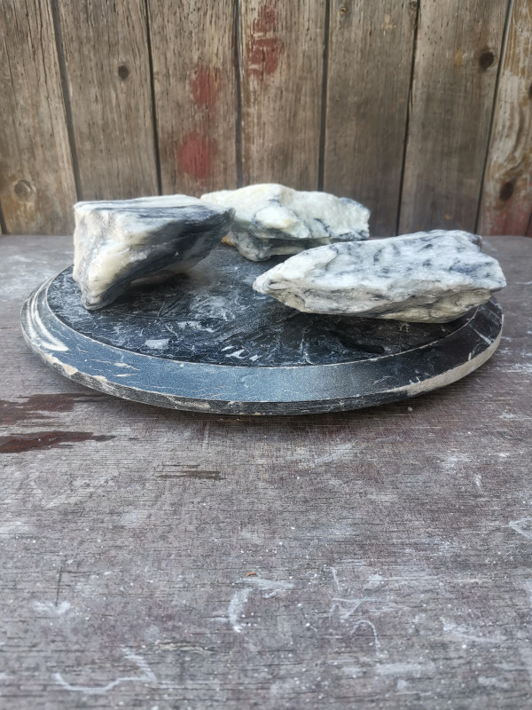 Speckstein; China; 3 Steine; schwarz-wei�; zus. 3,420 kg