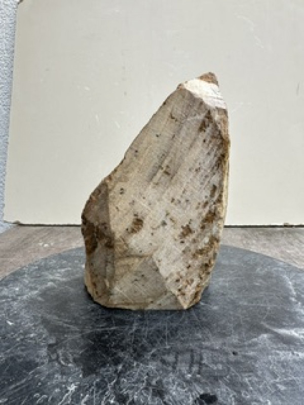 Speckstein; Einzelst�ck; Brasilien; braun; mit schwarzen Punkten; 3,620 kg