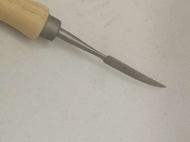 Raspel; gebogen; spitz; 25 cm; Holzgriff