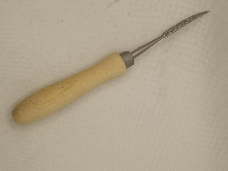 Raspel; spitz; gebogen; 15 cm; mit Holzgriff