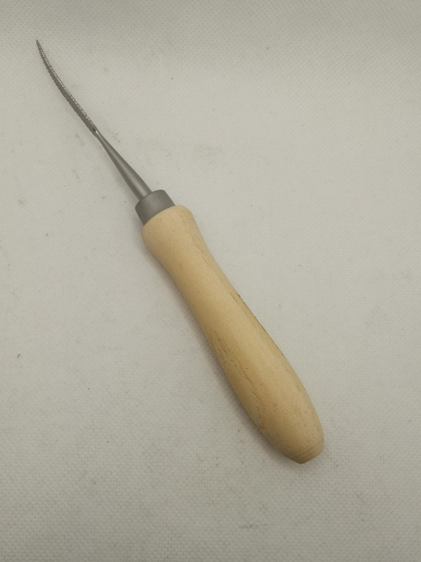 Raspel; spitz; gebogen; 15 cm; mit Holzgriff