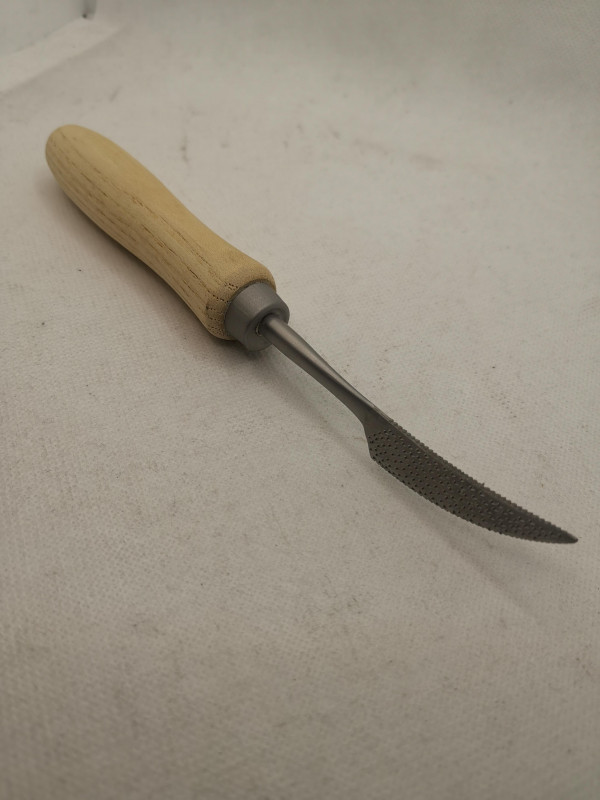 Raspel; spitz; gebogen; 15cm; Holzgriff
