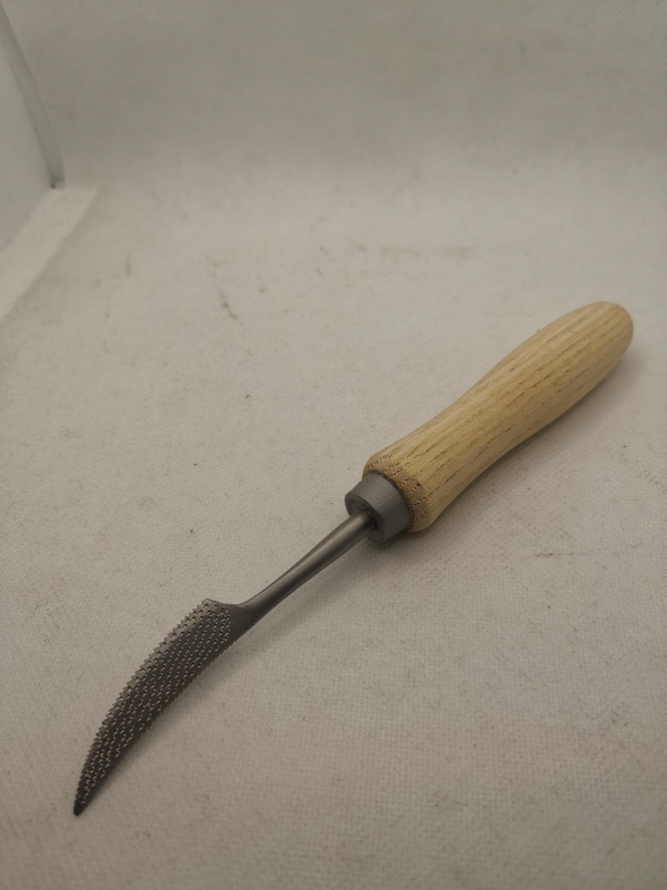Raspel; spitz; gebogen; 15cm; Holzgriff