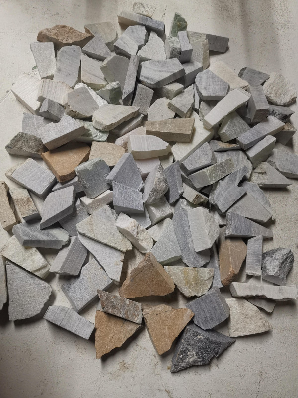 Speckstein- Amulettsteine; Kunterbund aus unserem Sortiment; 1 kg